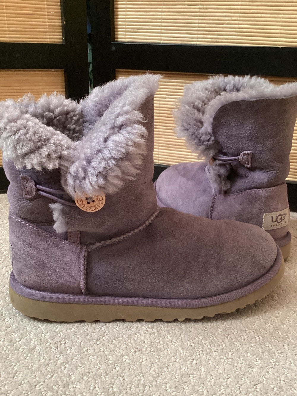 💜 Purple UGG boots Sz 5 Bailey Button EUC sheepskin UGGs short boot